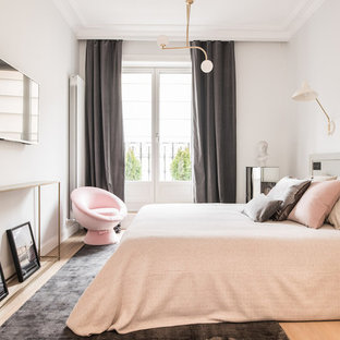 Modelo de dormitorio principal, contemporáneo, con paredes grises, suelo de madera clara y suelo beige