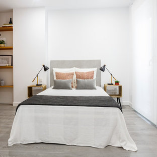 Foto de dormitorio escandinavo, de tamaño medio, con paredes blancas, suelo gris y suelo de madera clara