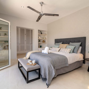 Imagen de habitación de invitados papel pintado, contemporánea, extra grande, sin chimenea, con paredes blancas, suelo beige y papel pintado