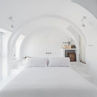 Modelo de dormitorio mediterráneo con paredes blancas y suelo blanco