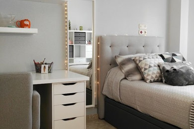 Ejemplo de dormitorio escandinavo de tamaño medio con paredes grises