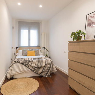 Modelo de habitación de invitados nórdica con paredes blancas, suelo de madera oscura y suelo marrón