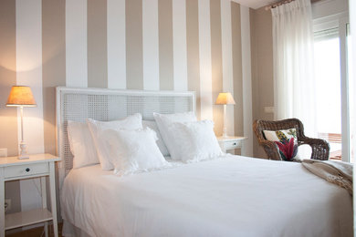 Ejemplo de dormitorio principal contemporáneo de tamaño medio con paredes beige