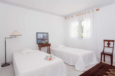 アリカンテにある地中海スタイルのおしゃれな寝室