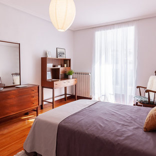 Diseño de dormitorio principal, clásico renovado, con paredes blancas y suelo de madera en tonos medios