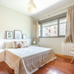 Foto de dormitorio principal, escandinavo, grande, con suelo de madera en tonos medios, suelo marrón y paredes beige
