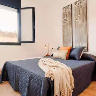 Diseño de dormitorio principal, actual, de tamaño medio, con paredes blancas, suelo beige y suelo de madera clara