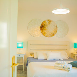 Imagen de dormitorio principal, marinero, pequeño, con paredes blancas, suelo de mármol y suelo gris