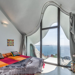 Foto de habitación de invitados actual, de tamaño medio, con paredes blancas y suelo blanco