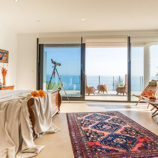 Modelo de dormitorio principal, costero, con paredes beige, suelo de baldosas de cerámica y suelo beige