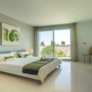 Diseño de habitación de invitados contemporánea, grande, con paredes blancas, suelo de mármol y suelo blanco