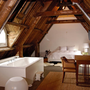Idee per una camera da letto rustica con pareti bianche e parquet scuro
