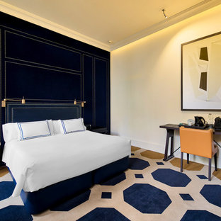 Diseño de dormitorio actual con paredes blancas, moqueta y suelo azul