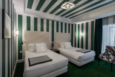 Imagen de habitación de invitados tropical de tamaño medio sin chimenea con paredes multicolor y moqueta