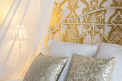 Diseño de dormitorio principal clásico renovado de tamaño medio sin chimenea con paredes multicolor