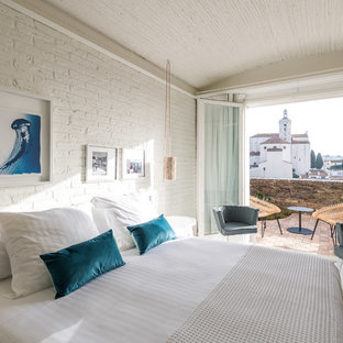 Foto de dormitorio principal, mediterráneo, con paredes blancas y suelo blanco