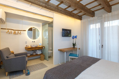 Diseño de habitación de invitados bohemia con paredes blancas, suelo de cemento y suelo blanco