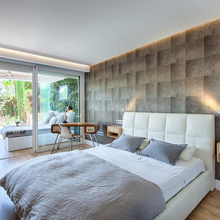 Ejemplo de dormitorio principal, contemporáneo, de tamaño medio, con paredes marrones, suelo de madera en tonos medios y suelo marrón
