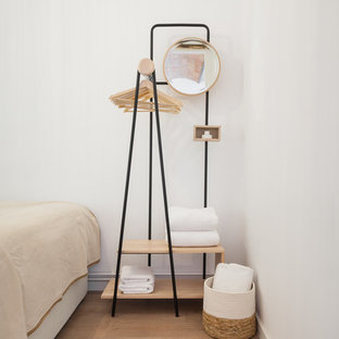 Imagen de dormitorio principal, mediterráneo, pequeño, con paredes blancas y suelo de baldosas de cerámica