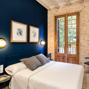 Ejemplo de habitación de invitados industrial, de tamaño medio, con paredes azules, suelo de baldosas de cerámica y suelo multicolor