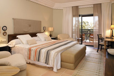 Ejemplo de dormitorio principal clásico renovado grande sin chimenea con paredes verdes y suelo de baldosas de terracota