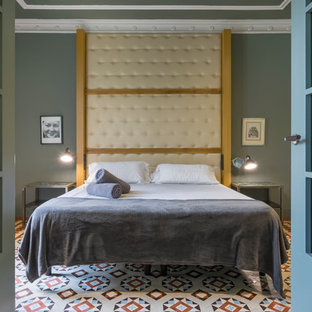 Diseño de dormitorio principal, contemporáneo, con paredes verdes, suelo de baldosas de cerámica y suelo multicolor