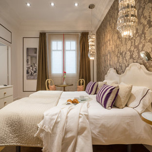 Ejemplo de dormitorio principal, bohemio, con paredes multicolor, suelo de madera en tonos medios y suelo marrón