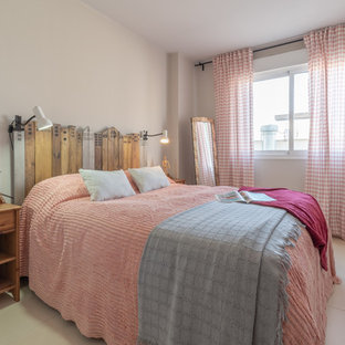 Imagen de dormitorio principal, romántico, pequeño, con paredes grises, suelo de baldosas de cerámica y suelo beige
