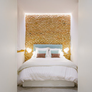 Imagen de habitación de invitados mediterránea, pequeña, con paredes blancas y suelo gris