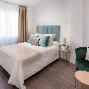 Foto de habitación de invitados contemporánea con paredes blancas, suelo de madera oscura y suelo marrón