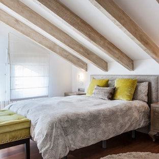 Imagen de habitación de invitados tradicional renovada con paredes blancas, suelo de madera en tonos medios y suelo marrón