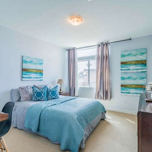Modelo de dormitorio principal, actual, de tamaño medio, sin chimenea, con paredes azules, suelo de contrachapado y suelo beige