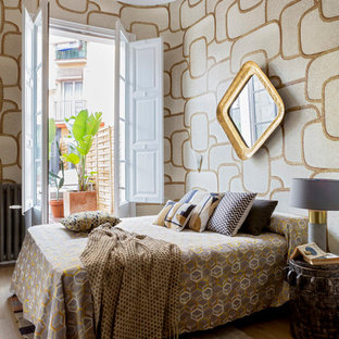 Imagen de dormitorio ecléctico, sin chimenea, con paredes beige y suelo de madera clara