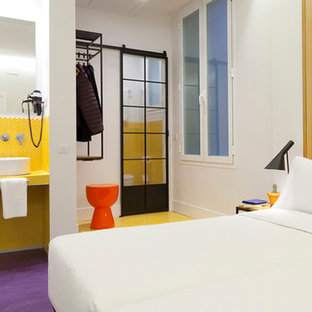Diseño de habitación de invitados contemporánea, de tamaño medio, con paredes blancas, moqueta y suelo violeta