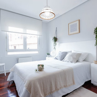 Modelo de dormitorio marinero, sin chimenea, con suelo de madera oscura y paredes grises