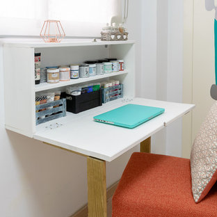 Imagen de habitación de invitados contemporánea, pequeña, con paredes blancas, suelo laminado y suelo beige
