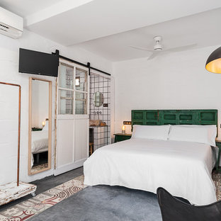 Ejemplo de dormitorio principal, mediterráneo, con paredes blancas, suelo de cemento y suelo gris