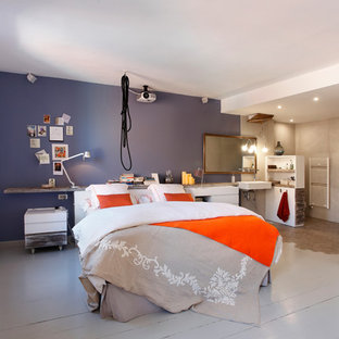 Foto de dormitorio principal, nórdico, con paredes blancas, suelo de madera pintada y suelo gris