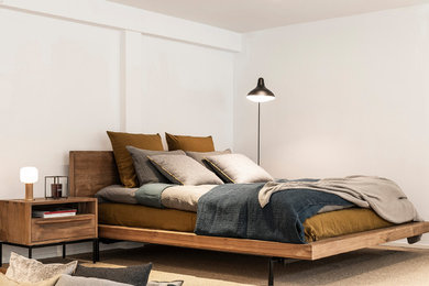 Diseño de dormitorio contemporáneo con paredes blancas, moqueta y suelo gris