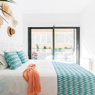 Modelo de habitación de invitados mediterránea, pequeña, con paredes blancas, suelo de mármol y suelo beige