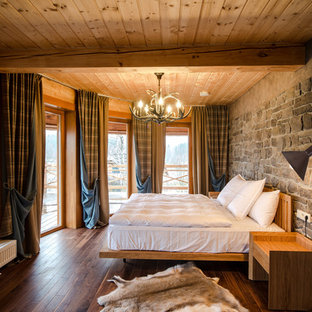 Foto di una grande camera matrimoniale country con pareti grigie, parquet scuro e nessun camino