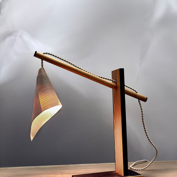Lámpara de sobremesa DRAPÉ 2 de madera de nogal y fresno, pantalla de madera reg