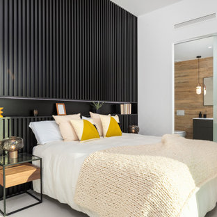 Imagen de dormitorio principal, contemporáneo, grande, con paredes blancas, suelo de baldosas de porcelana y suelo beige