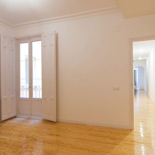 Foto di una grande camera matrimoniale tradizionale con pareti bianche, parquet chiaro e pavimento giallo