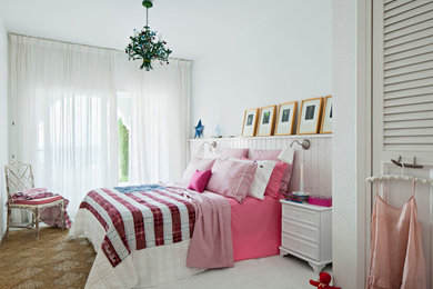 Foto de dormitorio principal ecléctico de tamaño medio sin chimenea con paredes blancas