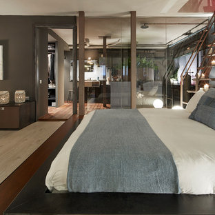 Ejemplo de dormitorio principal, urbano, con suelo de madera oscura, suelo marrón y paredes grises