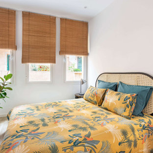 Diseño de dormitorio exótico con paredes blancas, suelo de madera clara y suelo beige