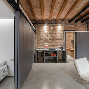Imagen de dormitorio principal, industrial, de tamaño medio, sin chimenea, con paredes blancas y suelo de cemento