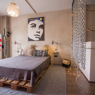 Diseño de dormitorio principal, urbano, grande, sin chimenea, con paredes beige, suelo marrón y suelo de madera en tonos medios