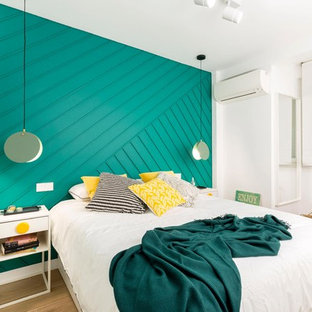 Diseño de dormitorio contemporáneo con paredes verdes y suelo marrón